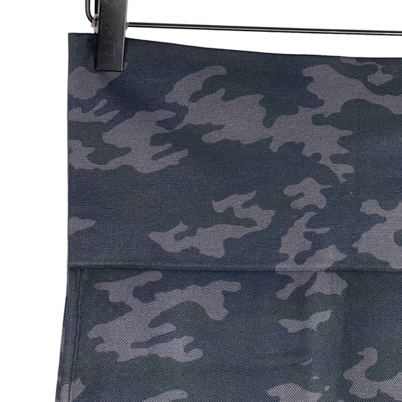 Spanx Leggings Large Seamless Tummy Control Shaping Smoothing Camo Look at Me - Picture 7 of 9